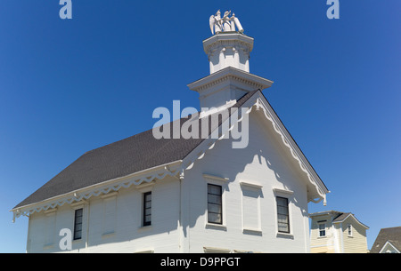 Grand Victorian bianco vecchio Masonic Hall, costruito nel 1866, situato a 10500 Lansing Street a Mendocino, in California, Stati Uniti d'America. Foto Stock