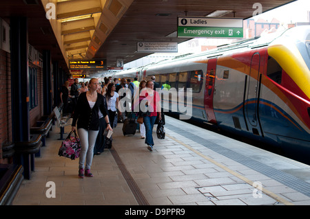 East Midlands classe treni 222 Meridian treno a Leicester stazione ferroviaria, REGNO UNITO Foto Stock