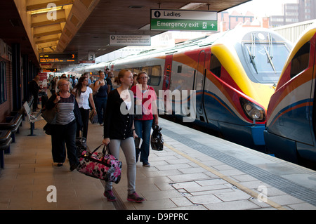 East Midlands classe treni 222 Meridian treni a Leicester stazione ferroviaria, REGNO UNITO Foto Stock