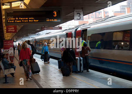 East Midlands classe treni 222 Meridian treno a Leicester stazione ferroviaria, REGNO UNITO Foto Stock