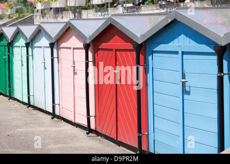 Fila di spiaggia colorata di capanne in giornata di sole. Foto Stock