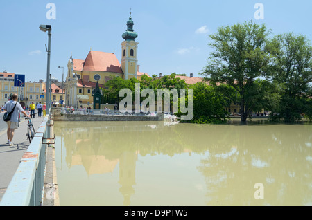 Chiesa carmelitana a inondazioni del fiume Raba a Gyor, Ungheria Foto Stock