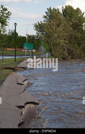 Sabato, Giugno 22, 2013. Acque alluvionali recedere dopo lavaggio via parti della pista ciclabile lungo il Memorial Drive a nord del Fiume Bow nel centro di Calgary, Alberta, Canada. Le forti piogge hanno causato il fiume tracimare le sue banche e ha portato alla dichiarazione dello stato di emergenza, l'EVACUAZIONE OBBLIGATORIA gli ordini per il centro cittadino di core e molte aree residenziali, interruzioni di corrente e i danni alla proprietà. Foto Stock