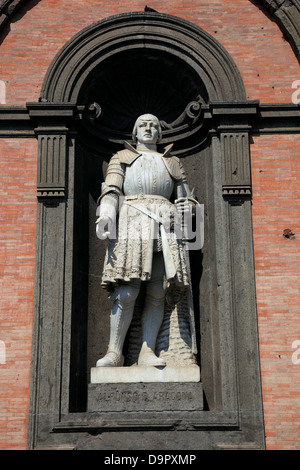 Statua di Alfonso di Aragona, Palazzo Reale, Palazzo del viceré, in Piazza del Plebiscito, Napoli, campania, Italy Foto Stock