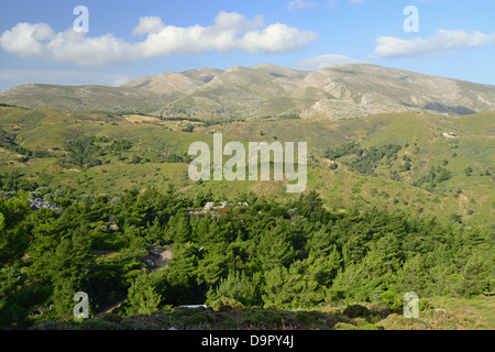 Vista del Monte Akramitis e montagne alpine road, vicino a Monolithos, Rodi (Rodi), Dodecaneso, Egeo Meridionale Regione, Grecia Foto Stock