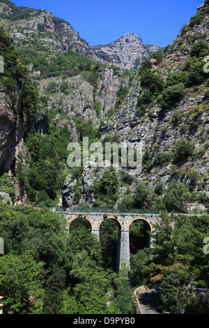 Bridge Street Amalfi, SS163 a Praiano sulla Costiera Amalfitana, Campania, Italia Foto Stock