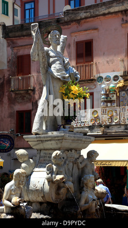 Fontana a piazza Duomo di Amalfi, Campania, Italia Foto Stock