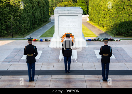 Custodita la tomba del Milite Ignoto, il Cimitero di Arlington, Virginia, Stati Uniti d'America Foto Stock