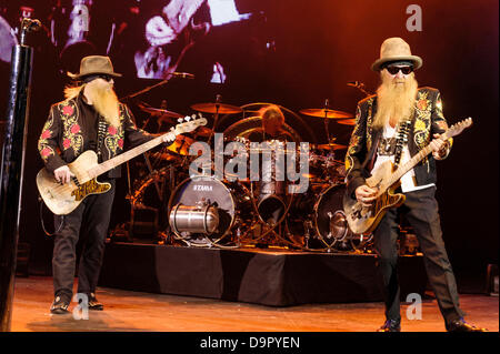 Londra, UK, 24/06/2013 : ZZ Top gioca Hammersmith Apollo. La band è composta da chitarrista e cantante Billy Gibbons, bassista e co-lead vocalist impolverata Hill e il batterista Frank barba.. Foto di Julie Edwards Foto Stock