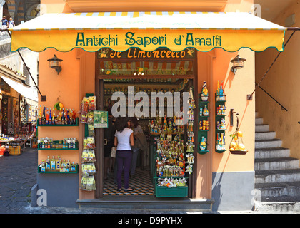 Negozio con bottiglie di limoncello, il tipico liquore di limone, Amalfi, Campania, Italia Foto Stock