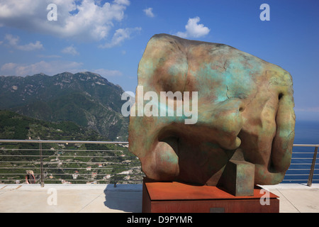 Le sculture di Igor Mitoraj in Ravello infront di Oscar Niemeyer Auditorium, Campania, Italia Foto Stock