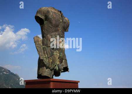 Le sculture di Igor Mitoraj in Ravello infront di Oscar Niemeyer Auditorium, Italia, Campania, Italia Foto Stock