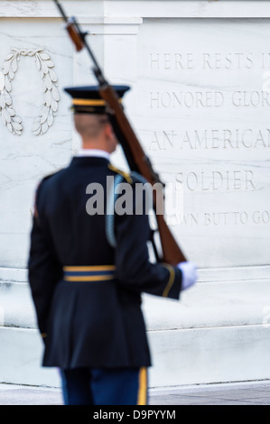 Custodita la tomba del Milite Ignoto, il Cimitero di Arlington, Virginia, Stati Uniti d'America Foto Stock