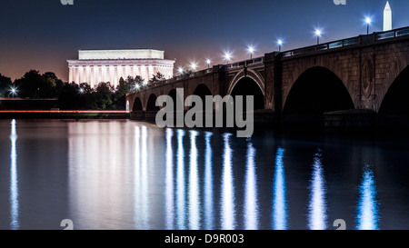 Il Lincoln Memorial e il Arlington Memorial Bridge di notte visto dalle rive del fiume Potomac Foto Stock