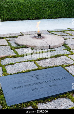 John F Kennedy grave e la fiamma eterna, il Cimitero di Arlington, Virginia, Stati Uniti d'America Foto Stock