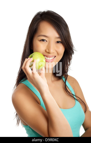 Bella donna asiatica sorridente e tenendo un Apple Foto Stock