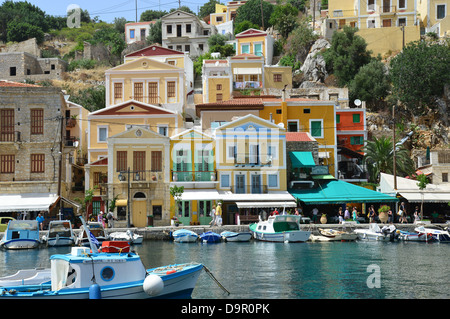 La pesca tradizionale barche nel porto di Symi, Symi (SIMI), Rodi (Rodi) Regione, del Dodecaneso, Egeo Meridionale Regione, Grecia Foto Stock