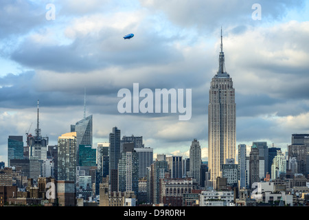 La TV diretta Blimp volando sopra la città di New York durante l'US Open di Tennis 2012 in un bel giorno nuvoloso Foto Stock