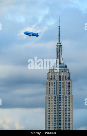 La TV diretta Blimp sorvolare l'Empire State Building durante l'US Open di tennis 2012 Foto Stock