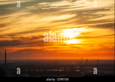 Un tramonto di masterizzazione termina una giornata calda a Melbourne la capitale della stato australiano di Victoria. Foto Stock