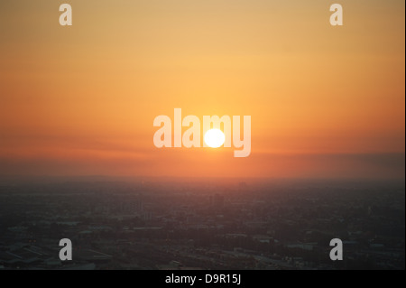 Un tramonto di masterizzazione termina una giornata calda a Melbourne, Australia Foto Stock