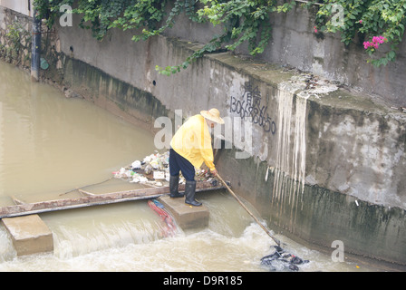 Un lavoratore nel fiume di dragaggio in Shenzhen, Cina Foto Stock