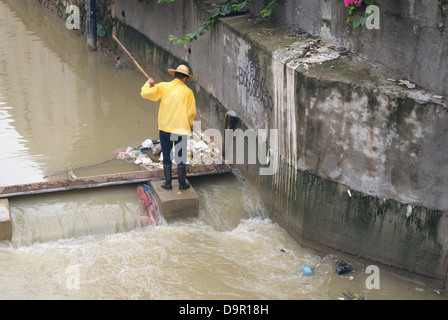 Un lavoratore nel fiume di dragaggio in Shenzhen, Cina Foto Stock