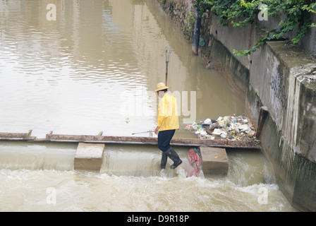 Un lavoratore nel fiume di dragaggio in Shenzhen, Cina Foto Stock