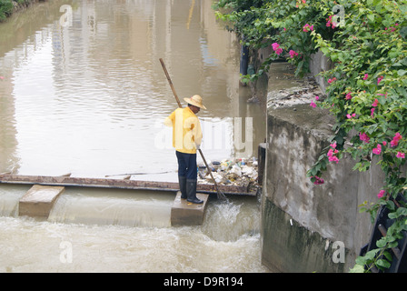 Un lavoratore nel fiume di dragaggio in Shenzhen, Cina Foto Stock