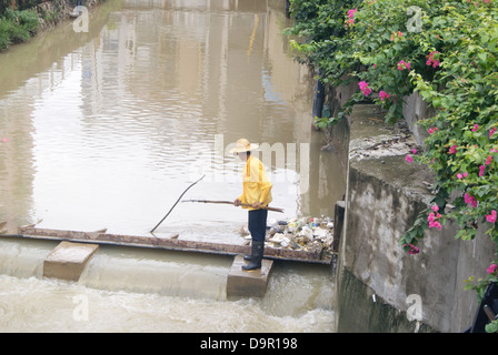 Un lavoratore nel fiume di dragaggio in Shenzhen, Cina Foto Stock