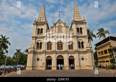 Venendo al di fuori della santa messa a Santa Cruz Basilica di Fort Cochin (Kochi), Kerala, India Foto Stock