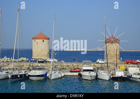 Mulini a vento medievali di Mandrachi Porto, città di Rodi RODI (Rodi), del Dodecaneso, Egeo Meridionale Regione, Grecia Foto Stock