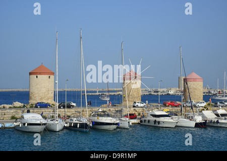 Mulini a vento medievali di Mandrachi Porto, città di Rodi RODI (Rodi), del Dodecaneso, Egeo Meridionale Regione, Grecia Foto Stock