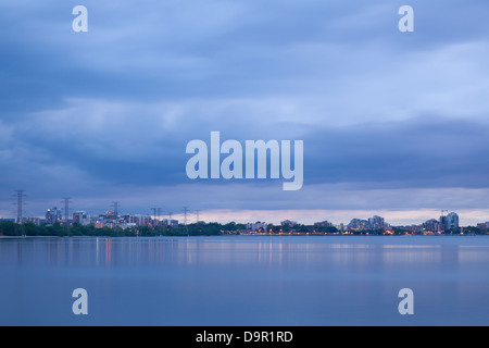 Downtown Burlington (Skyline) al tramonto sul Lago Ontario, Burlington, Ontario, Canada. Foto Stock
