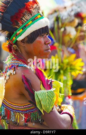 Giovane donna vestita di un tradizionale abito tribali e copricapo, Goroka Show, Papua Nuova Guinea Foto Stock