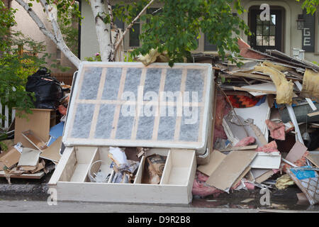 Saturo di acqua impilare gli articoli al di fuori le case come cleanup inizia dopo acque alluvionali di recedere dal Sunnyside quartiere di Calgary, Alberta, Canada il 24 giugno 2013. I residenti erano tra le decine di migliaia di Calgarians evacuati dalle loro case durante la massiccia allagamento di prua e il gomito fiumi. Foto Stock
