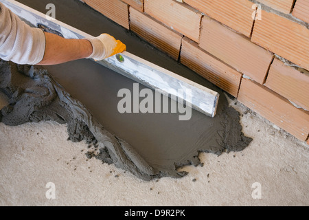 La posa del rivestimento del pavimento Foto Stock