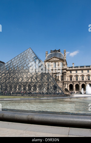 Parigi - Aprile 13, 2008. La piramide di vetro del Museo del Louvre, il 13 aprile 2008. Il Louvre è uno dei più grandi del mondo musei un Foto Stock