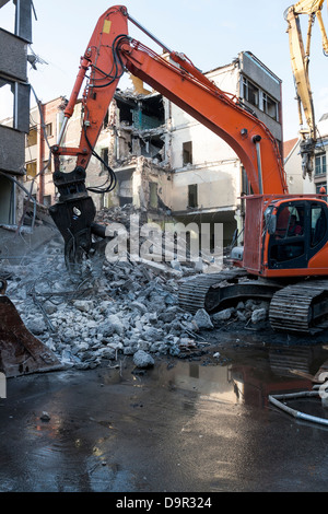 Demolizione di un vecchio edificio con macchinari pesanti per la nuova costruzione Foto Stock