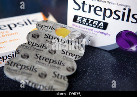 Pacchetti di Strepsils mal di gola losanghe Foto Stock