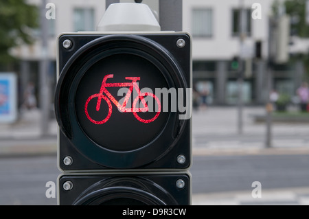 Luce rossa per la pista ciclabile sul semaforo Foto Stock