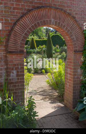 Archway in giardino murato Norfolk Foto Stock