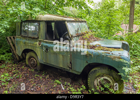 Vecchio Landrover 90 decadendo nel cortile, England, Regno Unito Foto Stock