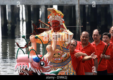 Giugno 20, 2013 - Bintan, Indonesia Giugno 25, 2013 : Foto scattata Giugno 20, 2013, un residente posseduta e diventare Kwang Ti Kong dio o Guan Yu dio l anniversario della sua nascita il 20 giugno 2013 nel tempio 3, Bintan, Indonesia. Kwang Ti Kong ha giocato un ruolo significativo nella guerra civile che ha portato al crollo della dinastia Han e la creazione dello stato di Shu Han in tre regni periodo di cui Liu Bei è stato il primo imperatore..come uno dei migliori cinese note figure storiche in tutta l'Asia orientale, Guan vero storie di vita hanno in gran parte dato modo a quelle fictionalised, la maggior parte delle quali Foto Stock