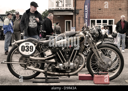 Ton fino al giorno di Brooklands Museum Brough Superior vintage racing moto. Foto Stock