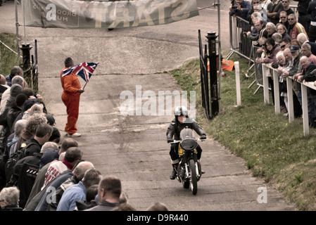 Ton fino al giorno di Brooklands Museum Triton cafe racer moto sulla collina di prova. Foto Stock