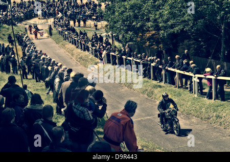 Ton fino al giorno di Brooklands Museum di HRD Vincent Comet sulla collina di prova. Foto Stock