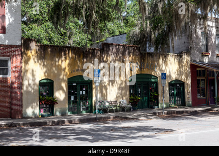 Il pittoresco ex garage e cafe convertito in un negozio di antiquariato nel quartiere storico di Micanopy, Florida. Foto Stock