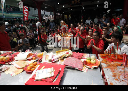 Giugno 20, 2013 - Bintan, Indonesia Giugno 25, 2013 : Foto scattata Giugno 20, 2013, un residente posseduta e diventare Kwang Ti Kong dio o Guan Yu dio l anniversario della sua nascita il 20 giugno 2013 nel tempio 3, Bintan, Indonesia. Kwang Ti Kong ha giocato un ruolo significativo nella guerra civile che ha portato al crollo della dinastia Han e la creazione dello stato di Shu Han in tre regni periodo di cui Liu Bei è stato il primo imperatore..come uno dei migliori cinese note figure storiche in tutta l'Asia orientale, Guan vero storie di vita hanno in gran parte dato modo a quelle fictionalised, la maggior parte delle quali Foto Stock