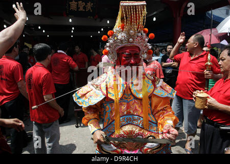 Giugno 20, 2013 - Bintan, Indonesia Giugno 25, 2013 : Foto scattata Giugno 20, 2013, un residente posseduta e diventare Kwang Ti Kong dio o Guan Yu dio l anniversario della sua nascita il 20 giugno 2013 nel tempio 3, Bintan, Indonesia. Kwang Ti Kong ha giocato un ruolo significativo nella guerra civile che ha portato al crollo della dinastia Han e la creazione dello stato di Shu Han in tre regni periodo di cui Liu Bei è stato il primo imperatore..come uno dei migliori cinese note figure storiche in tutta l'Asia orientale, Guan vero storie di vita hanno in gran parte dato modo a quelle fictionalised, la maggior parte delle quali Foto Stock